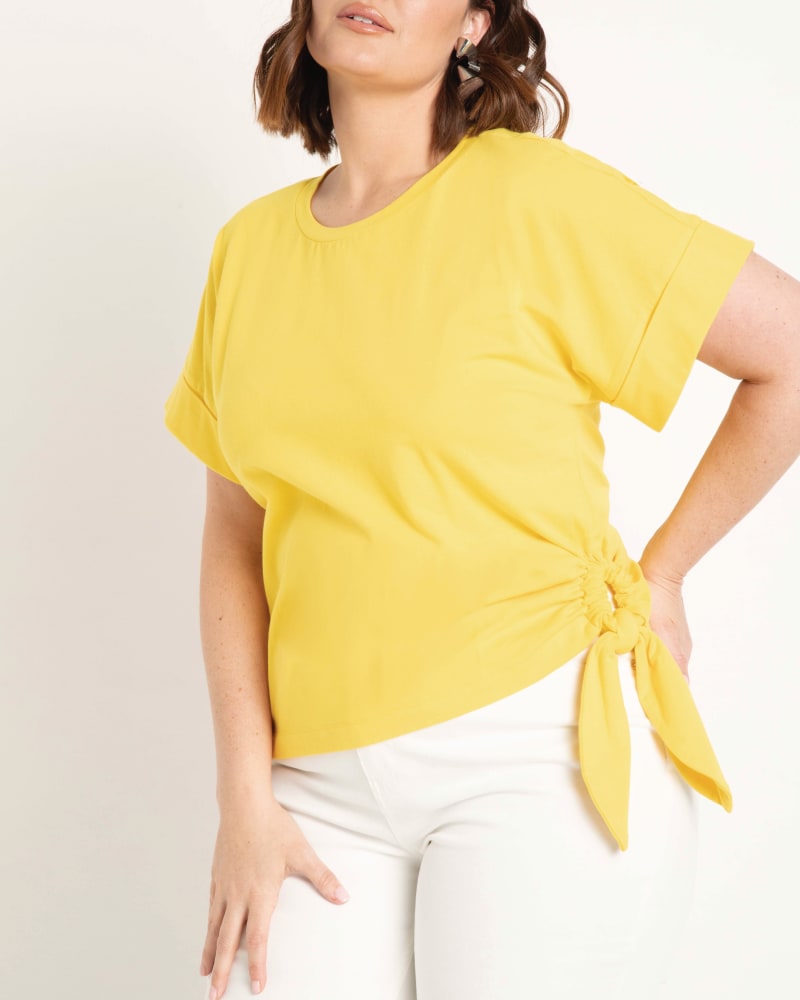 Front of a model wearing a size 14|16 Isabella Tie Side Tee in Yarrow by ELOQUII. | dia_product_style_image_id:204008